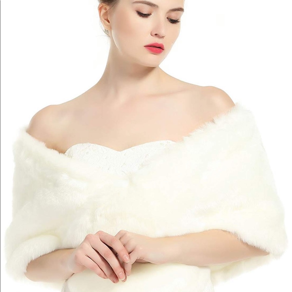 IVORY FAUX FUR SHAWL
